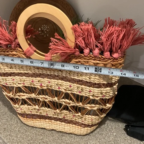 Sondra Roberts Coral Straw Woven Wood Ring Handle Beach Bag with Fringes - Picture 15 of 16